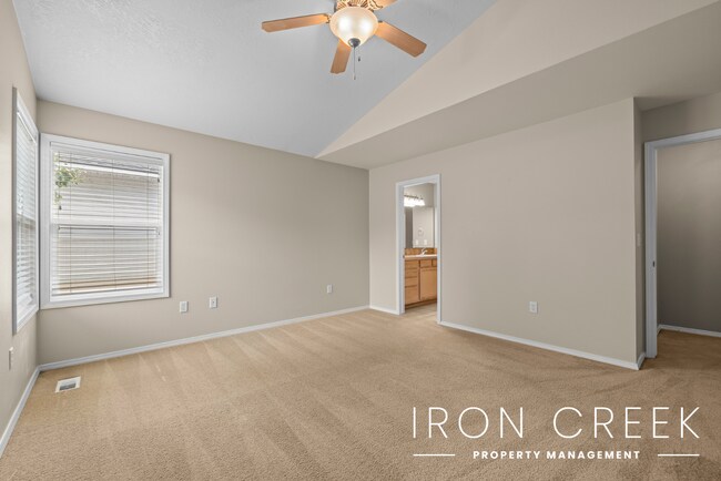 Building Photo - Quiet Abode in Prime Location with Easy Ac...