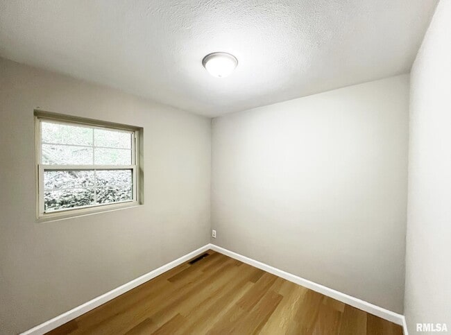 Building Photo - 112 Oakdale Ave