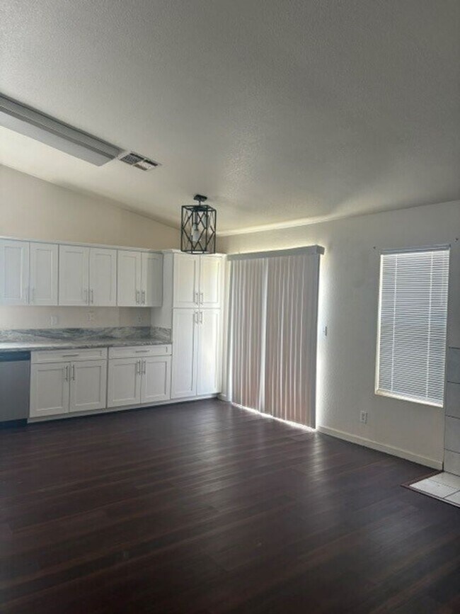 Building Photo - 4 Bedroom/2 Bath Home in the Northwest - $2395 Per Month!