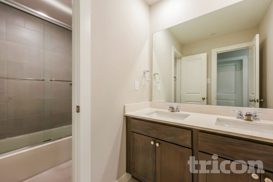 Building Photo - 306 Lincoln Cir