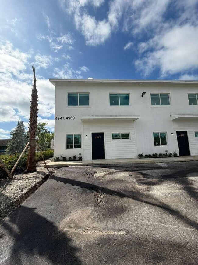 Building Photo - 4965 Serafica Dr