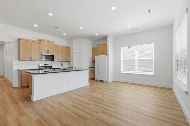 Building Photo - 5071 Vista Ave