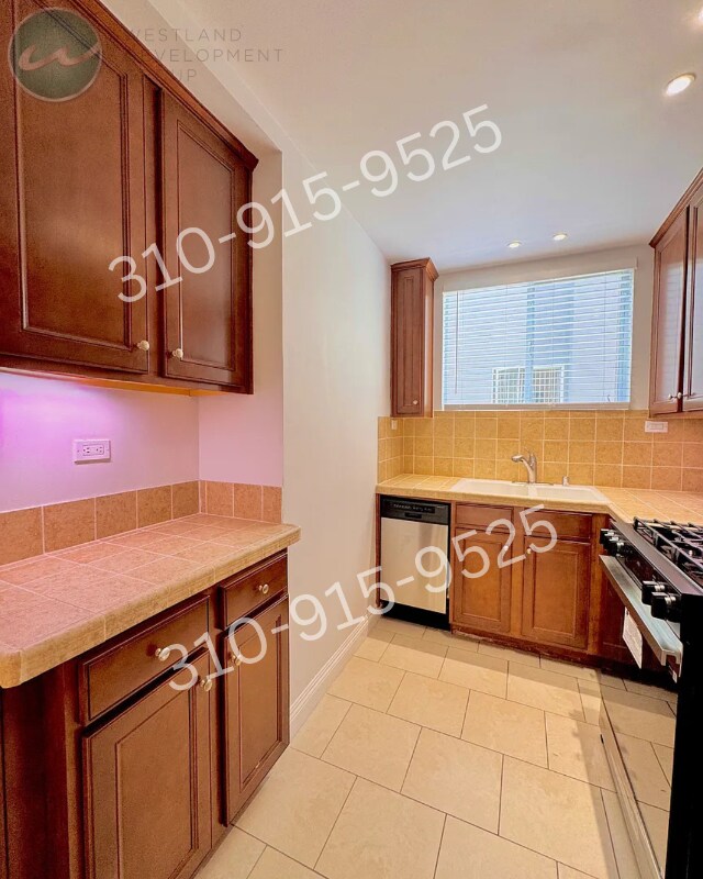 Building Photo - 3166 S Barrington Ave