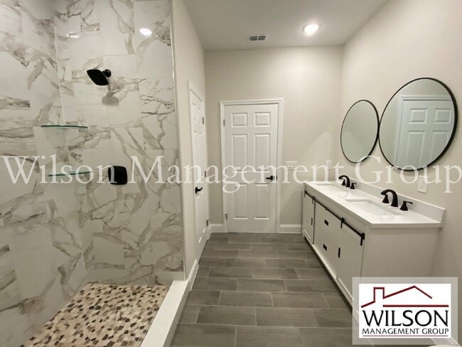 Building Photo - 732 S Lee Ave