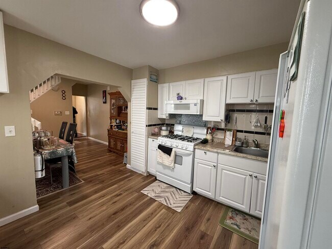 Building Photo - 29 N Texas Ave