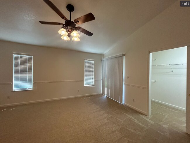 Building Photo - 1077 W Saffron St