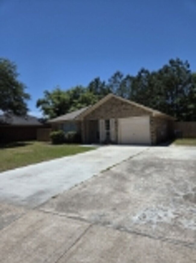 Building Photo - Beautiful home in a very quiet neighborhood
