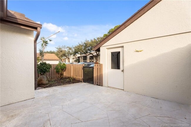 Building Photo - 2054 SW Silver Pine Way