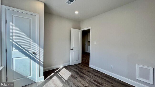 Building Photo - 2001 Middleton St