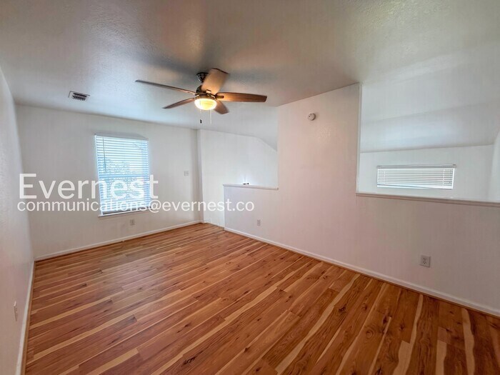 Building Photo - 707 Valley View Dr