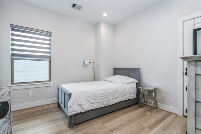 Building Photo - 5355 Creekmont Oaks Ln