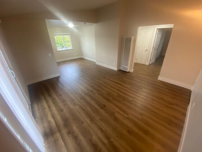 Building Photo - 637 Shepherd Ave