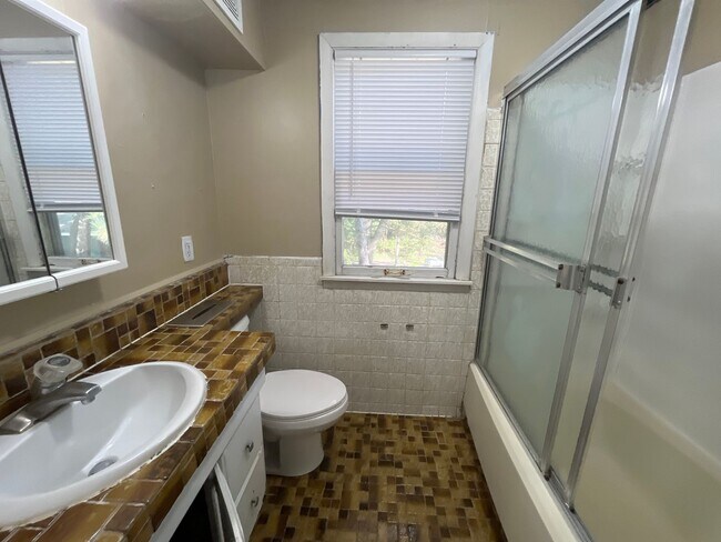 Building Photo - 4 bedroom, 2 bathroom home in the peaceful community of Mahtomedi access to White Bear Lake