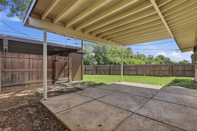 Building Photo - Prime North Central Location!