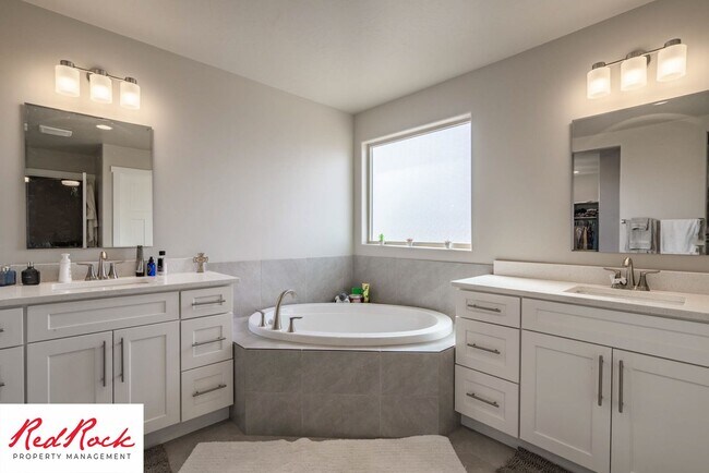 Building Photo - Beautiful townhome in desirable neighborho...