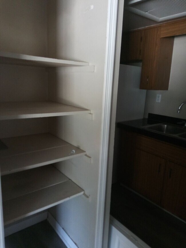 Building Photo - Gated Community First Floor 1/1.5 Apartmen...