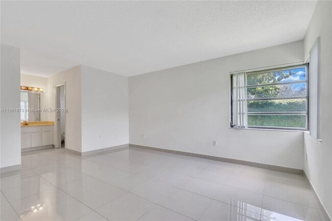 Building Photo - 4585 SW 87th Ave