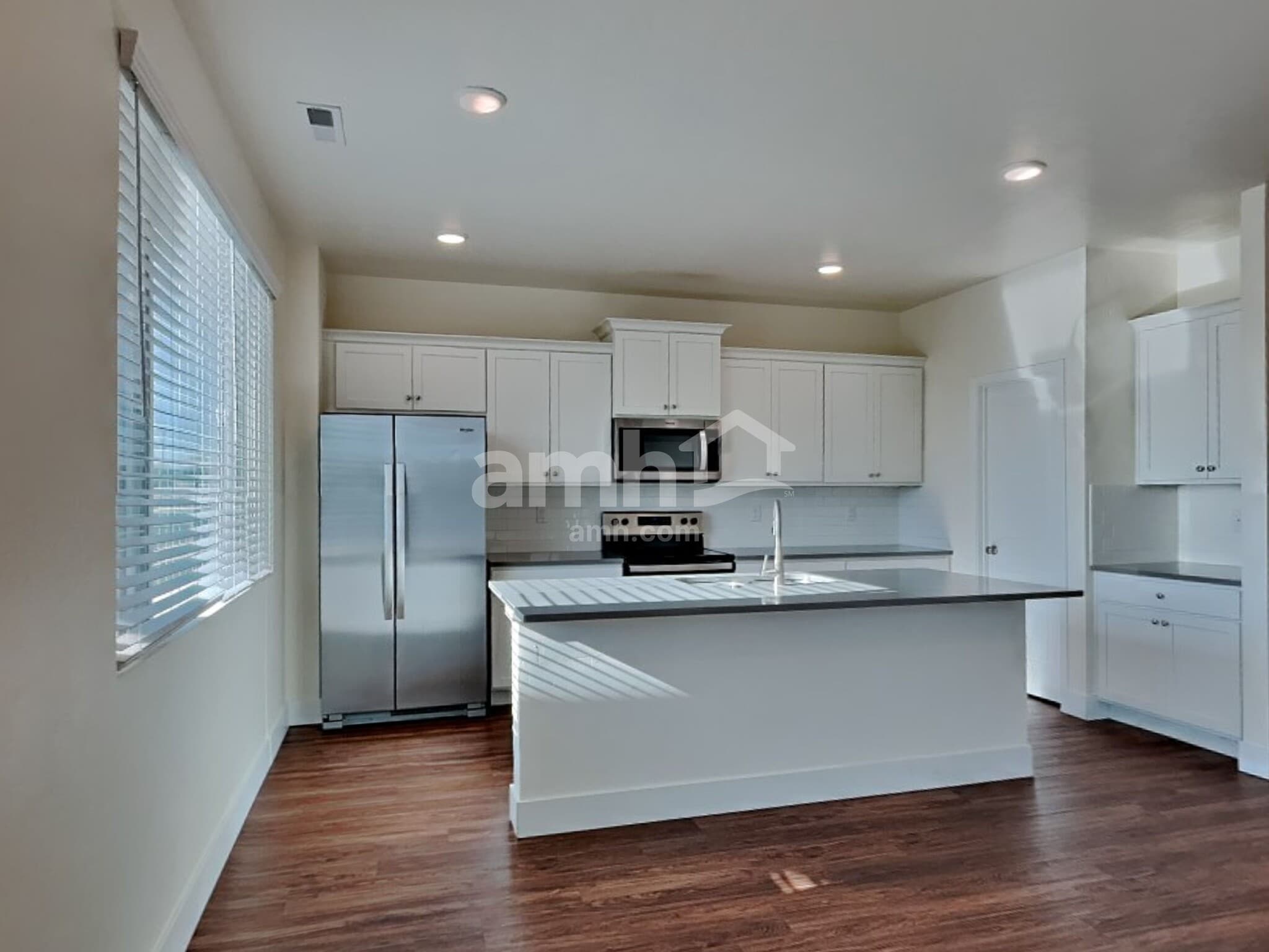 Building Photo - 1029 N Barkvine Ave