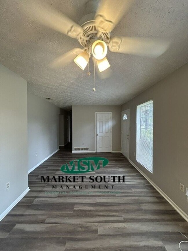 Building Photo - 18 Friar Tuck Dr