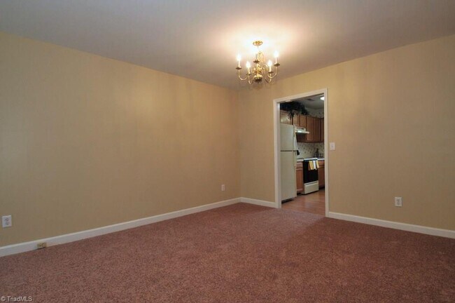 Building Photo - One level living with 1 car garage on golf course