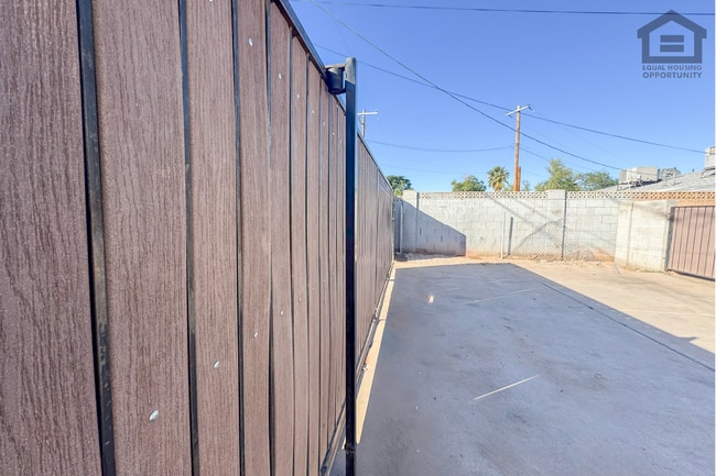 Building Photo - 2Bed/1Bath House at AZ-51/Thomas Rd! -- NO HOA! FENCED-IN YARD!