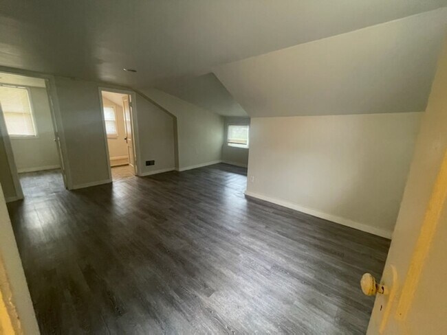 Building Photo - Spacious 3 bed/1.5 Bedroom House Close to ...