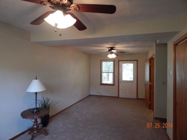 Building Photo - 3 bedroom, 2.75 bath, 2 car garage, family...