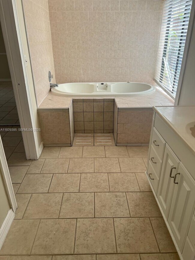 Building Photo - 641 Executive Center Dr