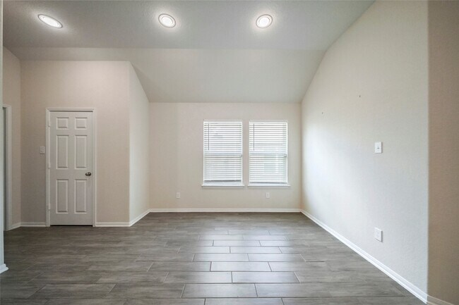 Building Photo - 3227 Fairhaven Ln