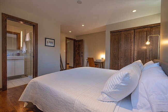 Building Photo - 4 bed / 4.5 bath flat in South Plaza overlooking UMKC and Brookside Blvd