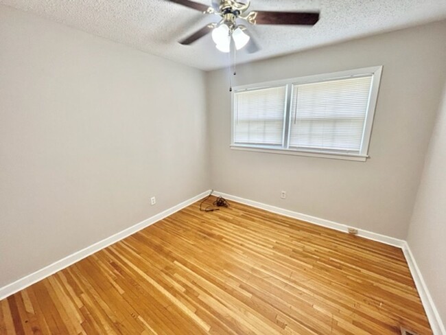 Building Photo - THREE BEDROOM/TWO BATH SPACIOUS HOME - CON...
