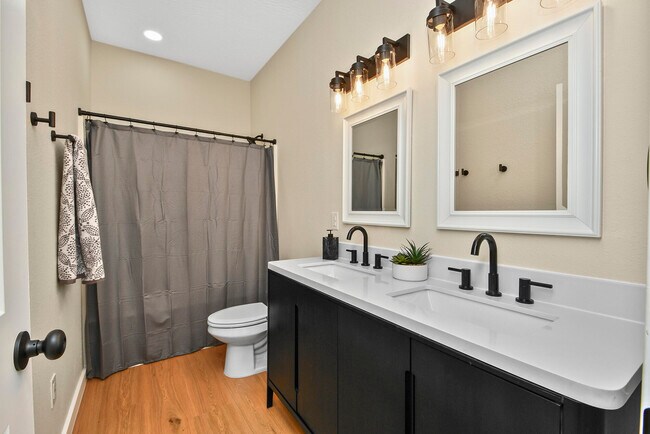 Building Photo - 1220 E Pacific St