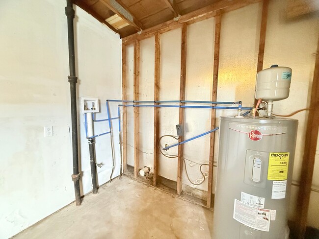 Building Photo - 3-Bedroom Home Near NAS Whiting