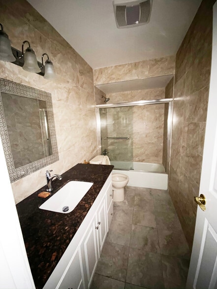 Building Photo - 1262 S Barrington Ave