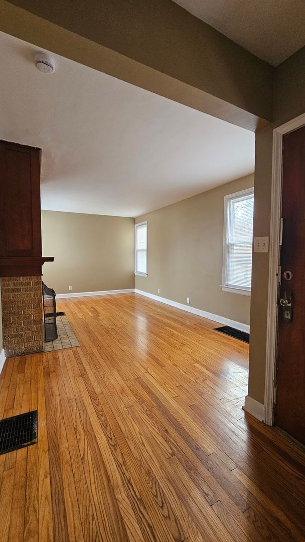 Building Photo - Great Location! Available NOW!