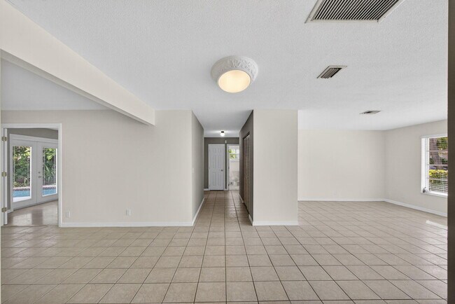 Building Photo - 1242 N Harbor Dr