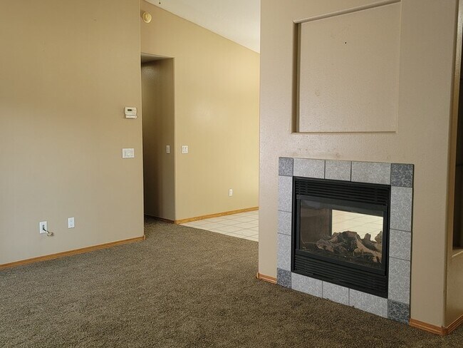 Building Photo - Three bedroom two bathroom twin home