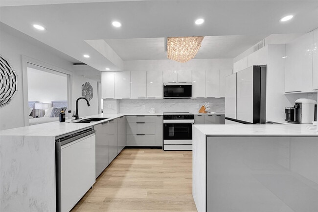 Building Photo - 405 N Ocean Blvd