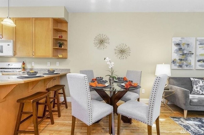 Building Photo - Fantastic Queen Anne Townhome