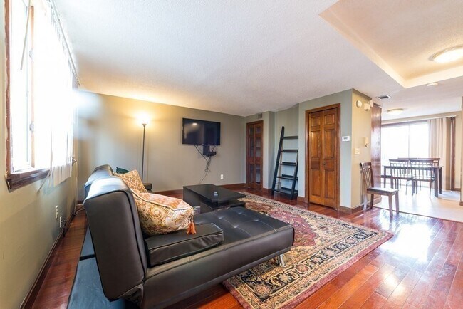 Building Photo - 474 E 7th St