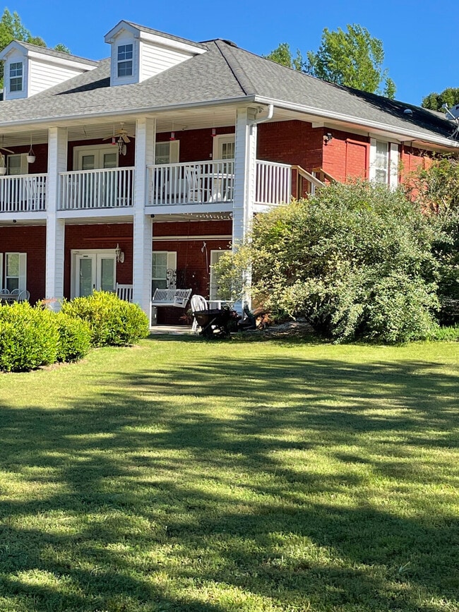 Building Photo - 176 Schools Dr