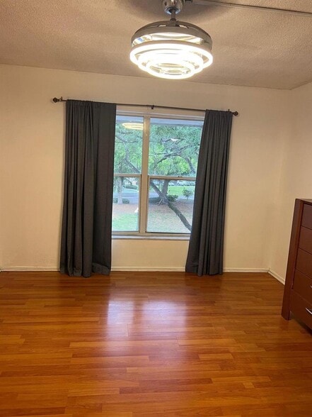 Building Photo - 3660 Inverrary Dr