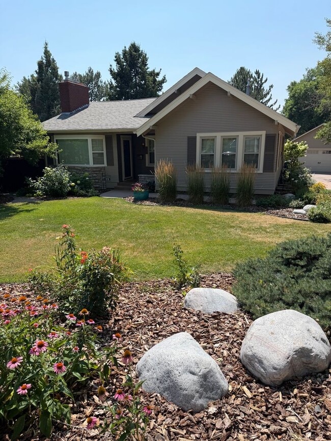 Building Photo - 916 Poly Dr