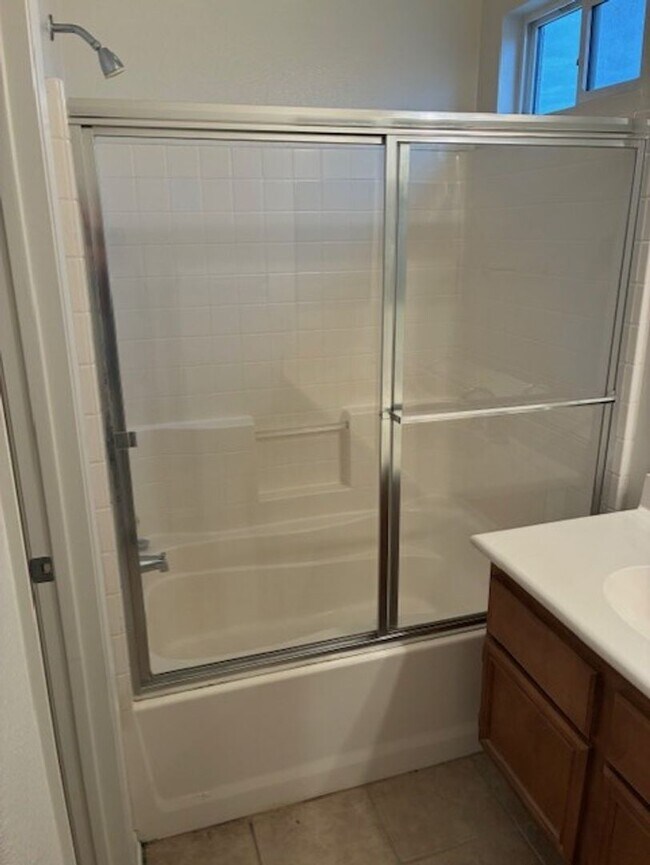 Building Photo - Nice 3 Bedroom/ 3 Bathroom Home in Moreno Valley!!!