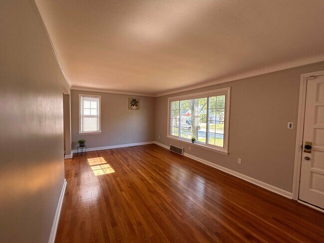 Building Photo - Spacious Colonial For Rent in Lyndhurst