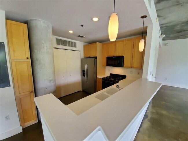 Building Photo - 845 Spring St NW