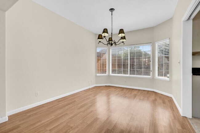 Building Photo - 880 Woodsong Ln