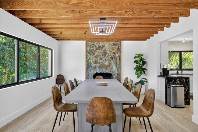 Building Photo - 511 S Riverhills Dr