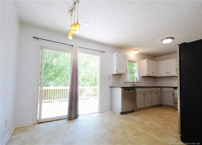 Building Photo - 5050 Summer Ridge Rd
