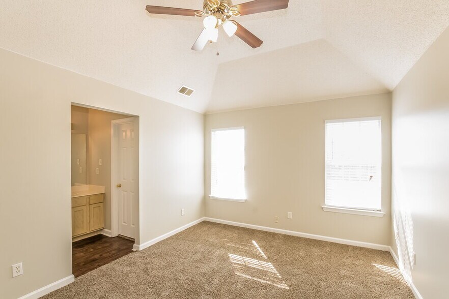 Building Photo - 200 Village Dr